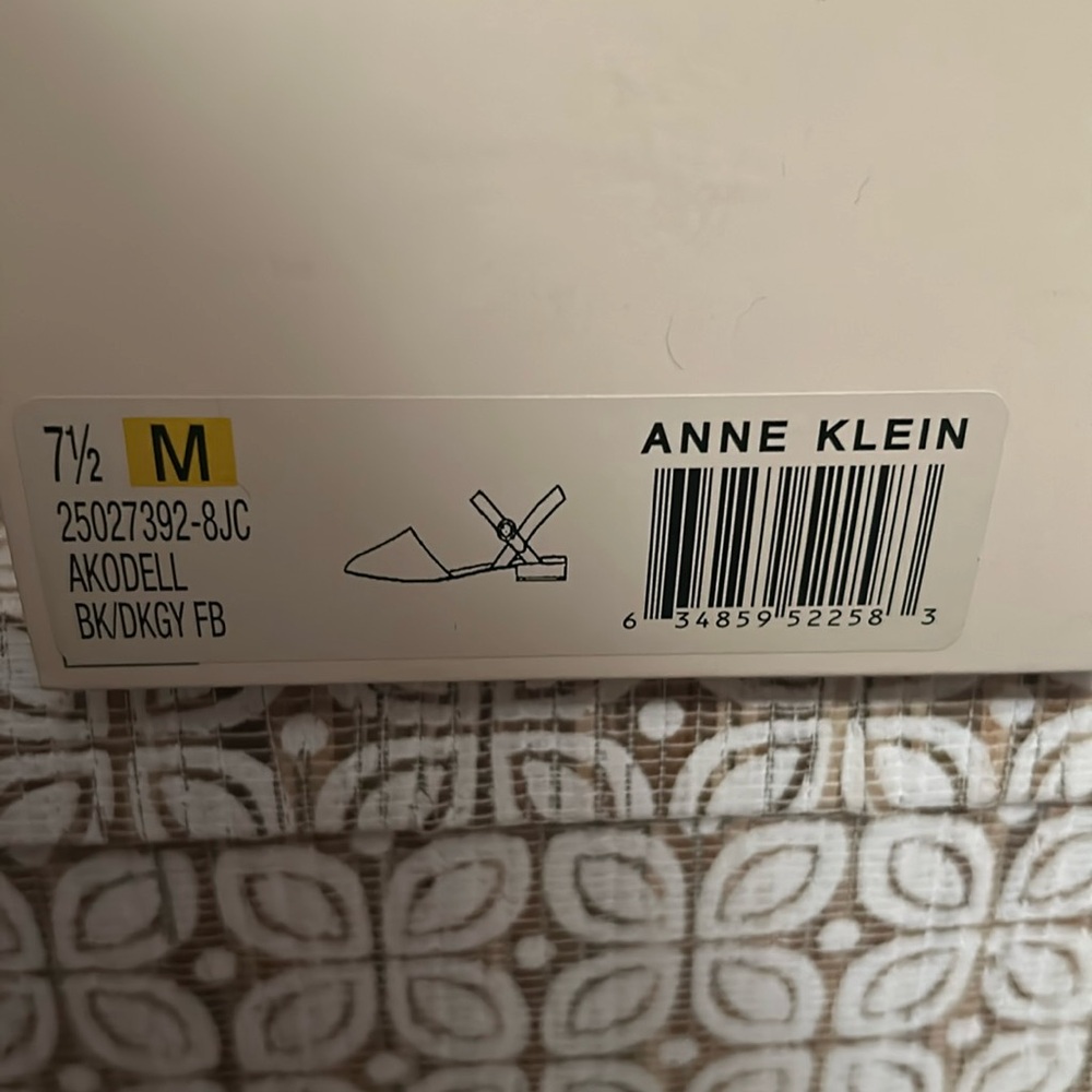 Anne Klein women shoe worn once excellent condition comes with box